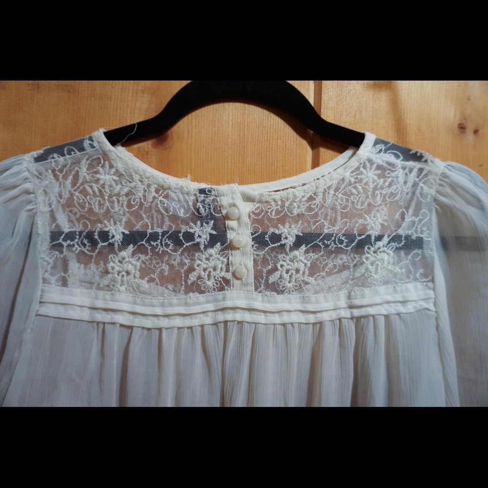 Beautiful Cream Lace Top, Size 2 - Picture 6 of 6